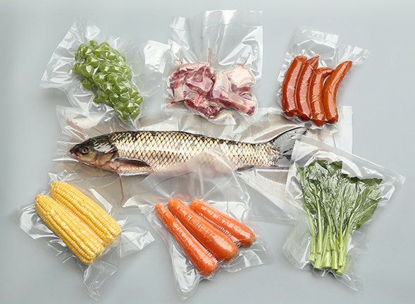 Вакуумные прозрачные пакеты с разными продуктами