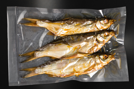 Рыба с плавниками в вакуумном пакете